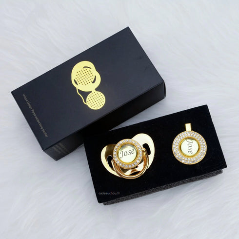 sucette-personnalise-attache-tetine-silicone-cadeau-baby-shower-naissance-valise